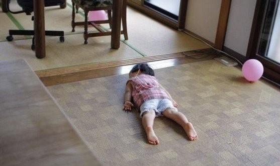 女儿3岁还不会走路，宝妈带娃去医院检查，医生低声提醒：快报警