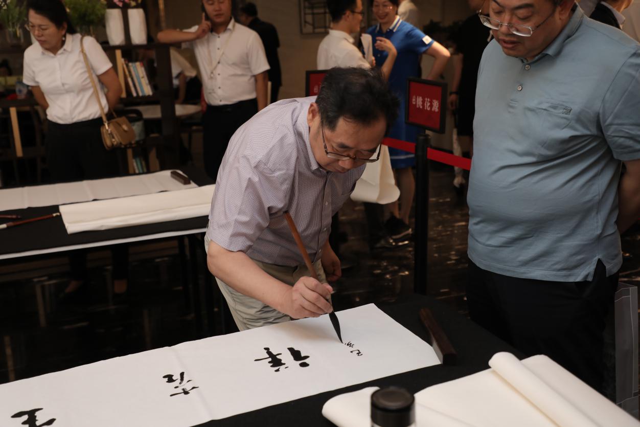 挥墨染桃源，丹青润风骨