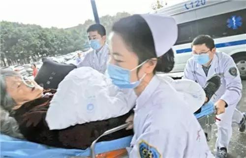 向光荣的劳动妇女致敬,向妇幼致敬的女职工