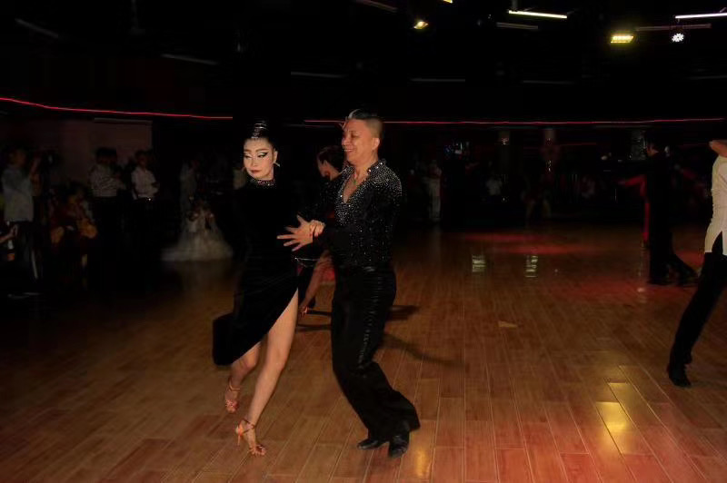 广州传奇舞厅的谢幕：有人为舞伴离婚，有人笑声中离世