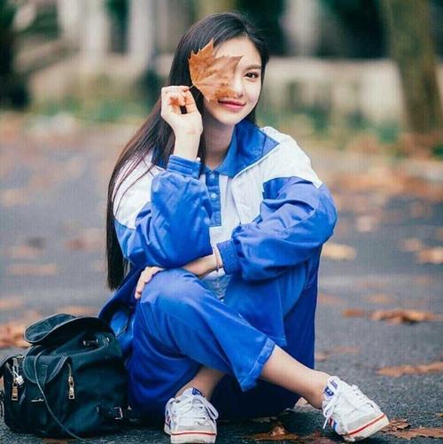 秋季校园人像拍照姿势,校园风拍照姿势大全