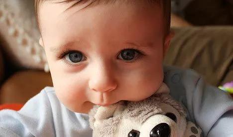 儿童总是喜欢挖鼻孔吸鼻子,小朋友经常用手挖鼻孔怎么回事