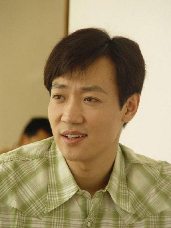 潜伏首播是哪一年,潜伏电视剧中真正的逃犯是谁