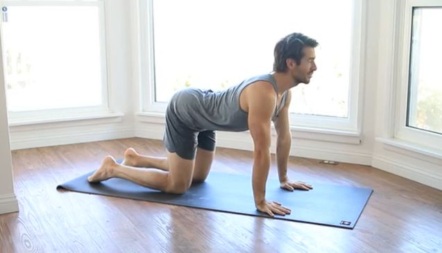 一个动作通畅腿上六条经络,双手交叉养生通经络