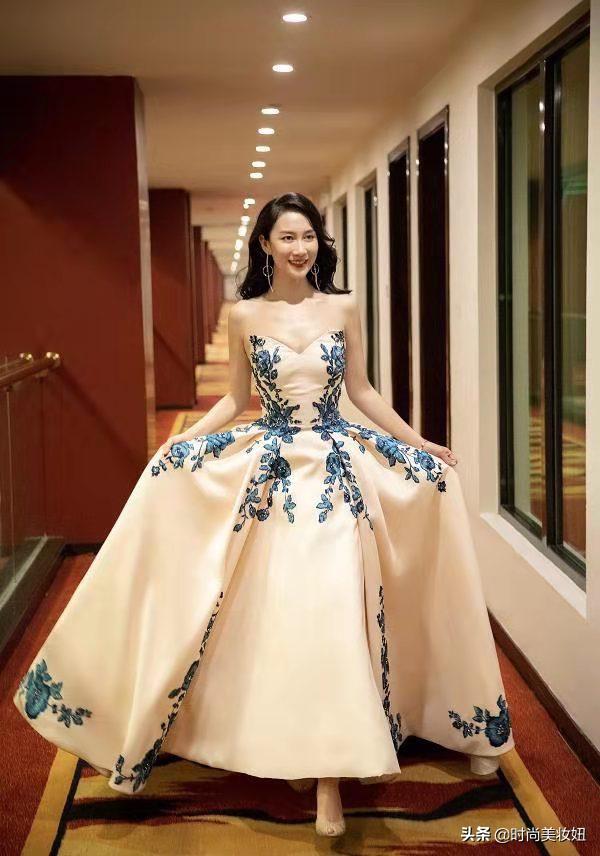 温峥嵘蓝色缎面刺绣抹胸裙,41岁温峥嵘惊艳美图