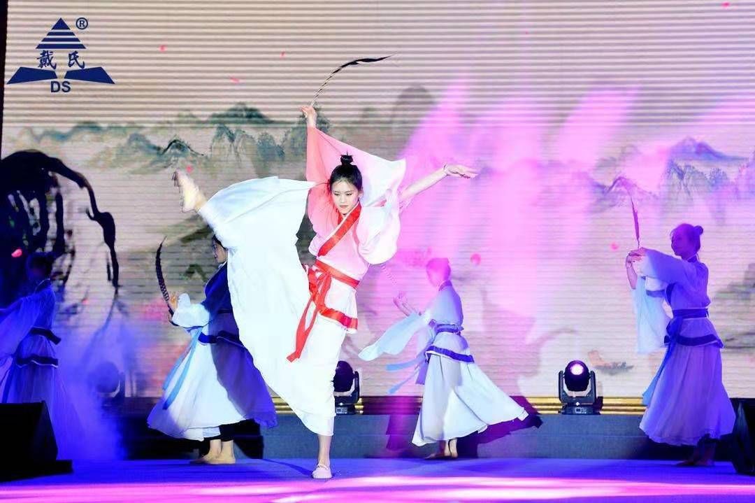 规范自律天道酬勤,奉献担当人心有秤,戴氏教育名航部拜年会