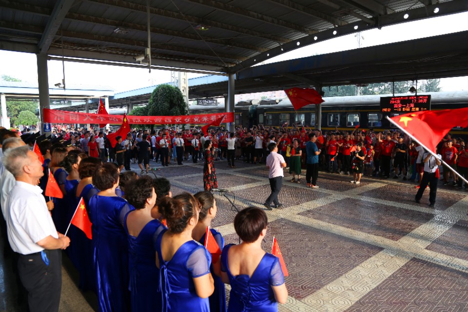 中甲第23轮：《中国万岁，我是护旗手》红动渭南火车站