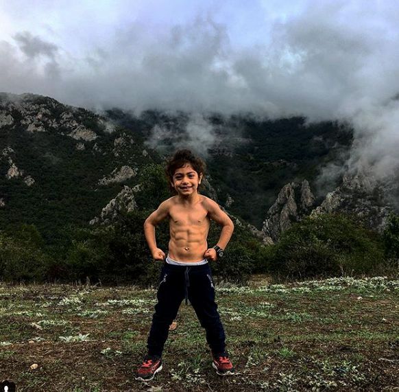 伊朗足球神童腹肌,6岁伊朗腹肌小男孩