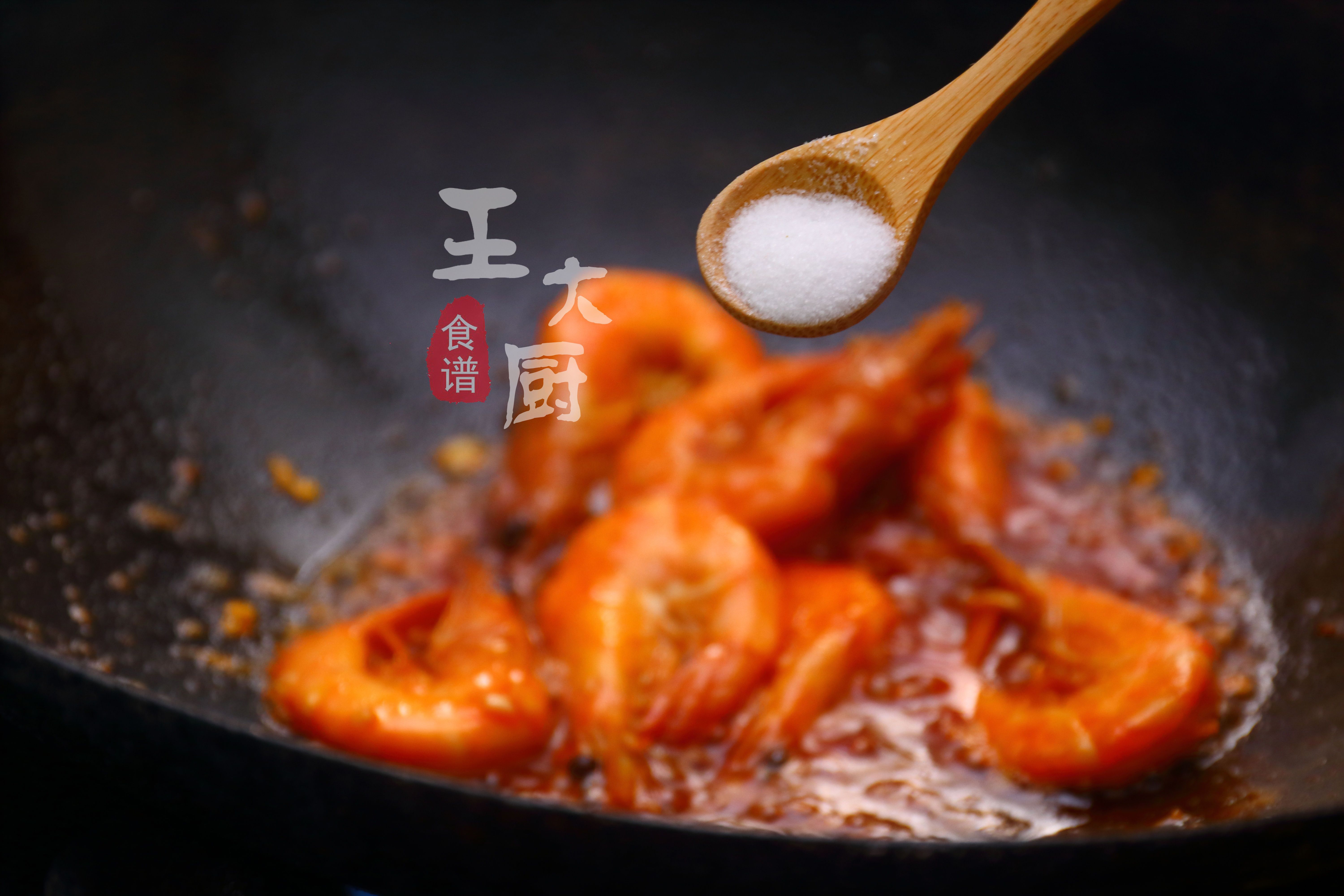 油焖大虾正宗的家常做法,年夜饭少不了美味可口的油焖大虾