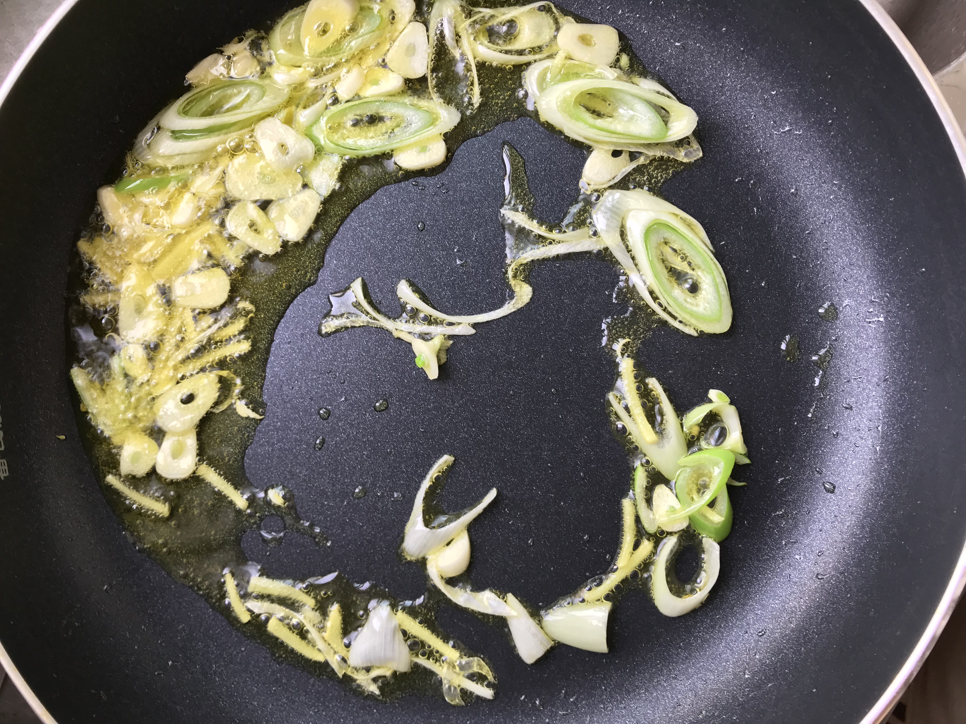 朋友寄过来的皮皮虾,河虾跟芹菜怎样做才好吃