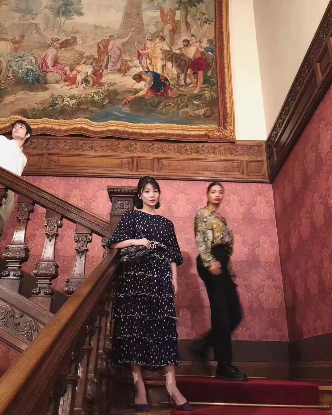 世上有两种白皮肤让你沉醉，一种是袁珊珊一种是你......