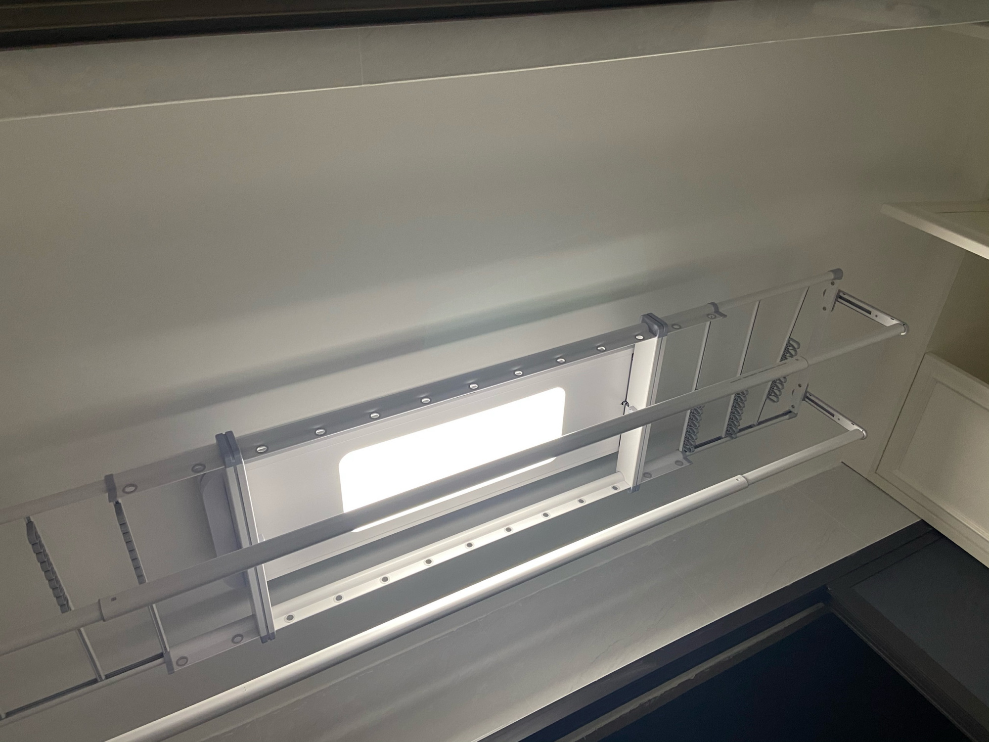 手摇晾衣架与电动晾衣架哪种好？分别体验1年后，才知以前错了