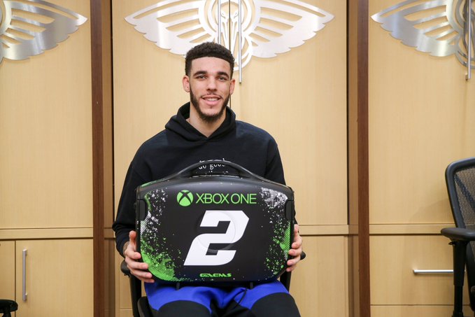 12连败也得有圣诞礼物!球哥为队友送上定制游戏机,锡安熊抱感谢