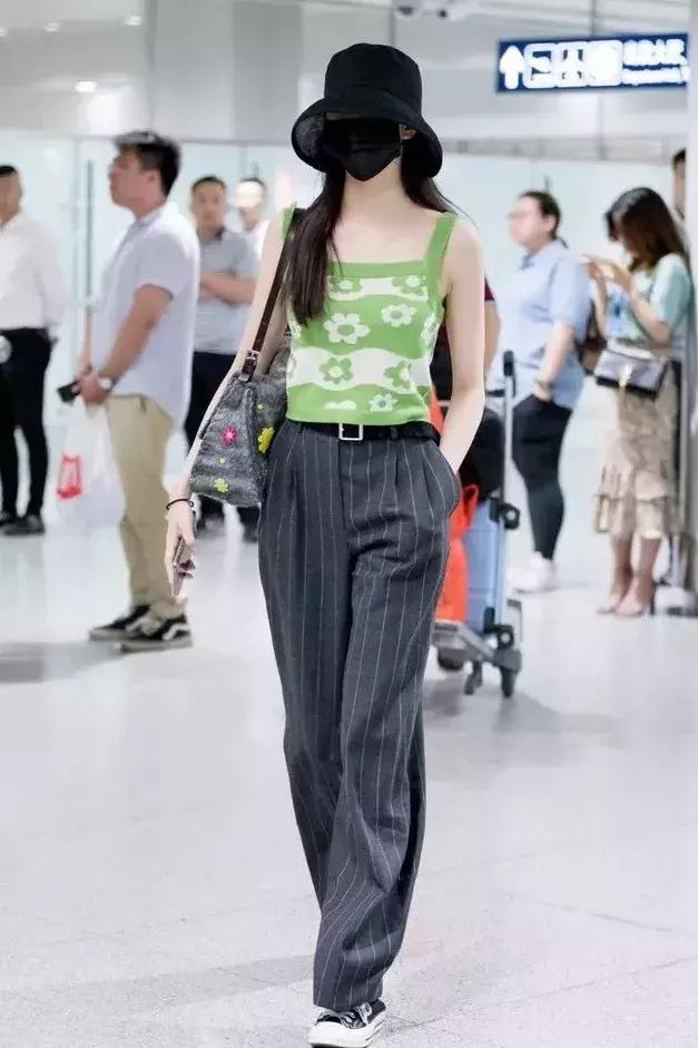 刘雯米兰时装周试装,刘雯维密走秀比心