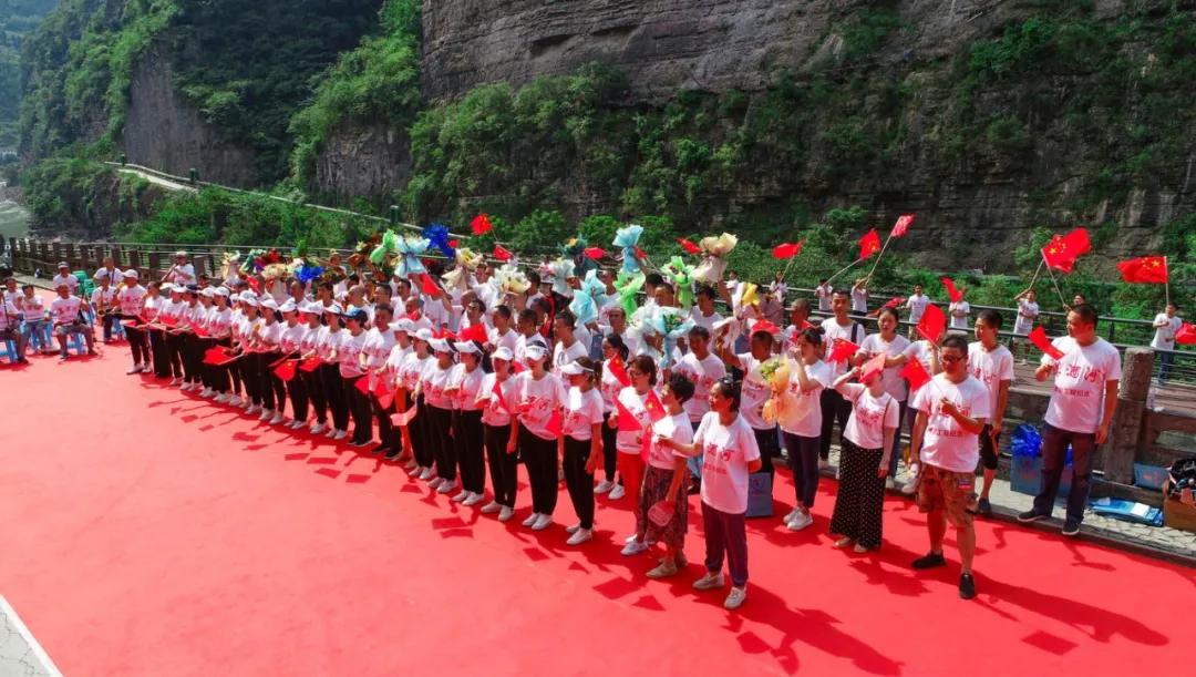 美酒河摩崖石刻在哪里观看,世界纪录最大山体雕刻