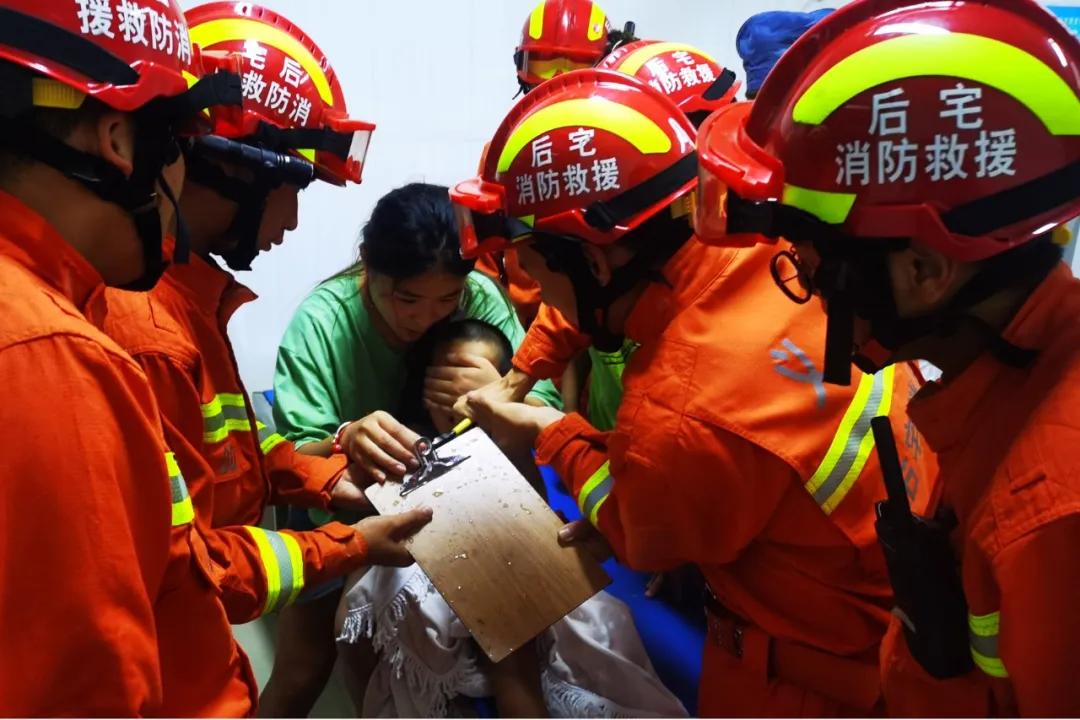 小孩手夹门上消防员来帮忙视频,新余男童手卡门缝消防救援脱险