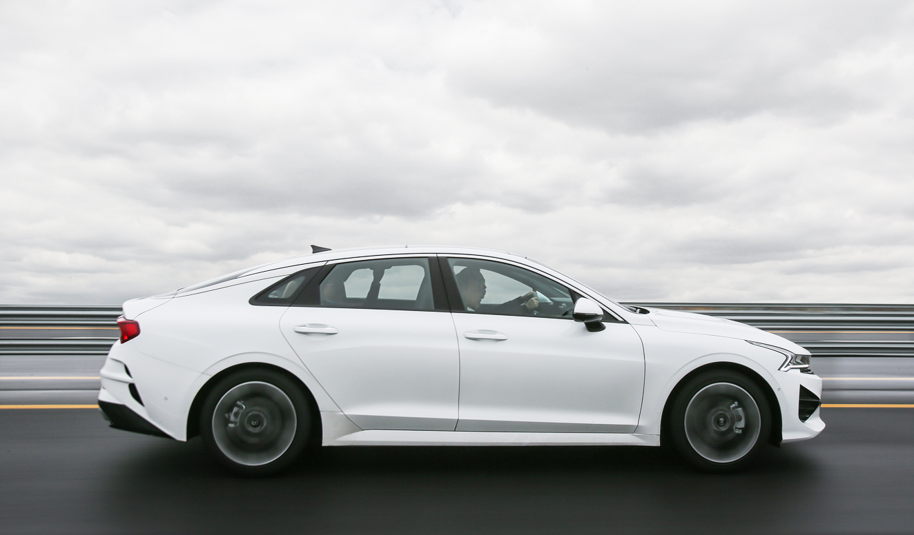 起亚k5是b级车吗,全新起亚k5高颜值运动帅气真香