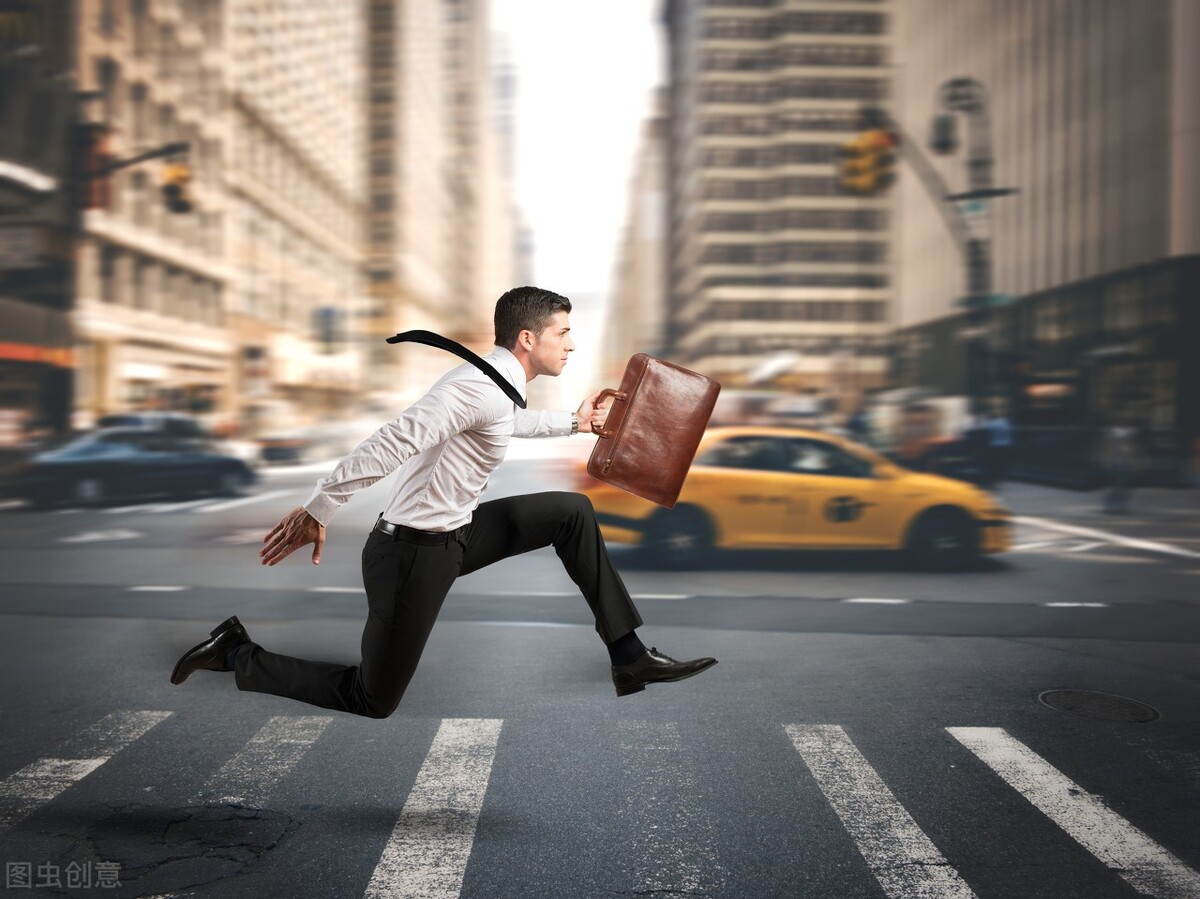 跑步必备的三大装备有哪些,适合年轻人的跑步装备