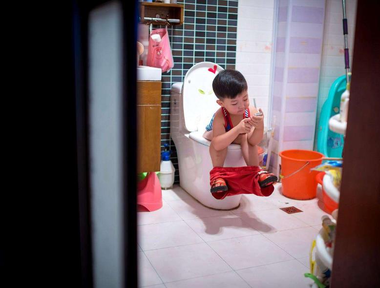 宝宝不愿意去厕所拉便便怎么引导,如何正确引导幼儿大便
