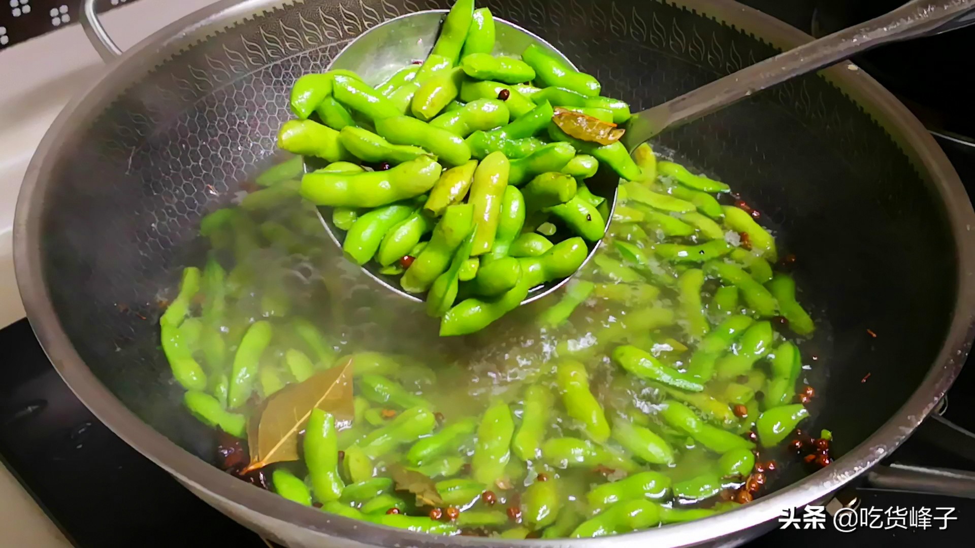 煮毛豆，最忌直接下锅煮，牢记3点，毛豆翠绿不发黄，好吃更入味