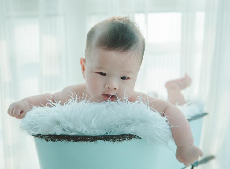 幼儿园孩子性格内向怎么正确引导,孩子很害羞不愿意和陌生人交流