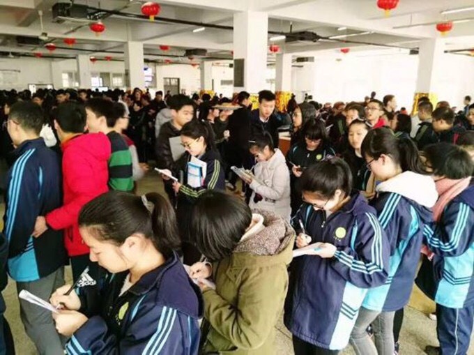 高校食堂大妈遭质疑,高校食堂打菜阿姨穿衣引争议