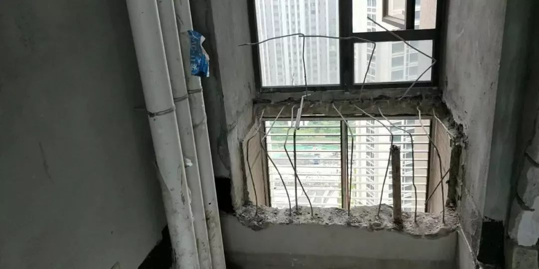 不顾后果砸掉飘窗,锤子砸下去瞬间,她们就后悔了