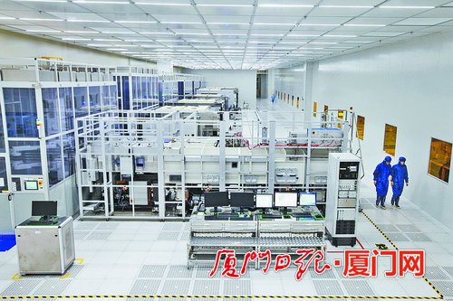 披荆斩棘勇登高峰,披荆斩棘勇敢攀登未来可期