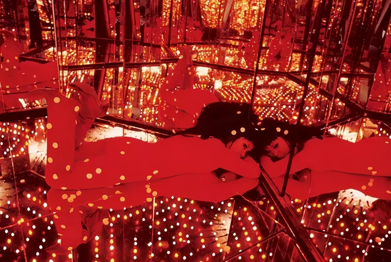 90岁女艺术家，身价几十亿，独居精神病院43年：艺术一半是情色，一半是幻想