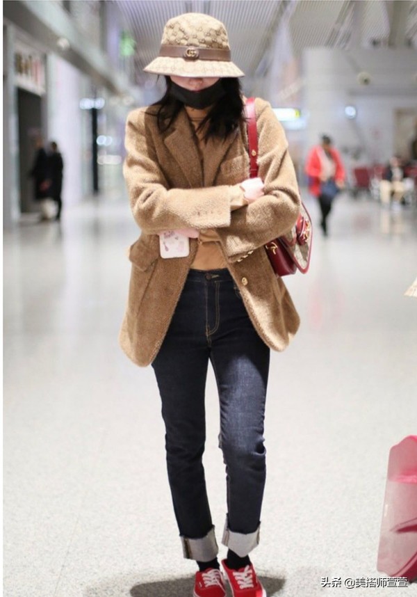 周洁琼出机场穿的鞋子,周洁琼穿长筒靴