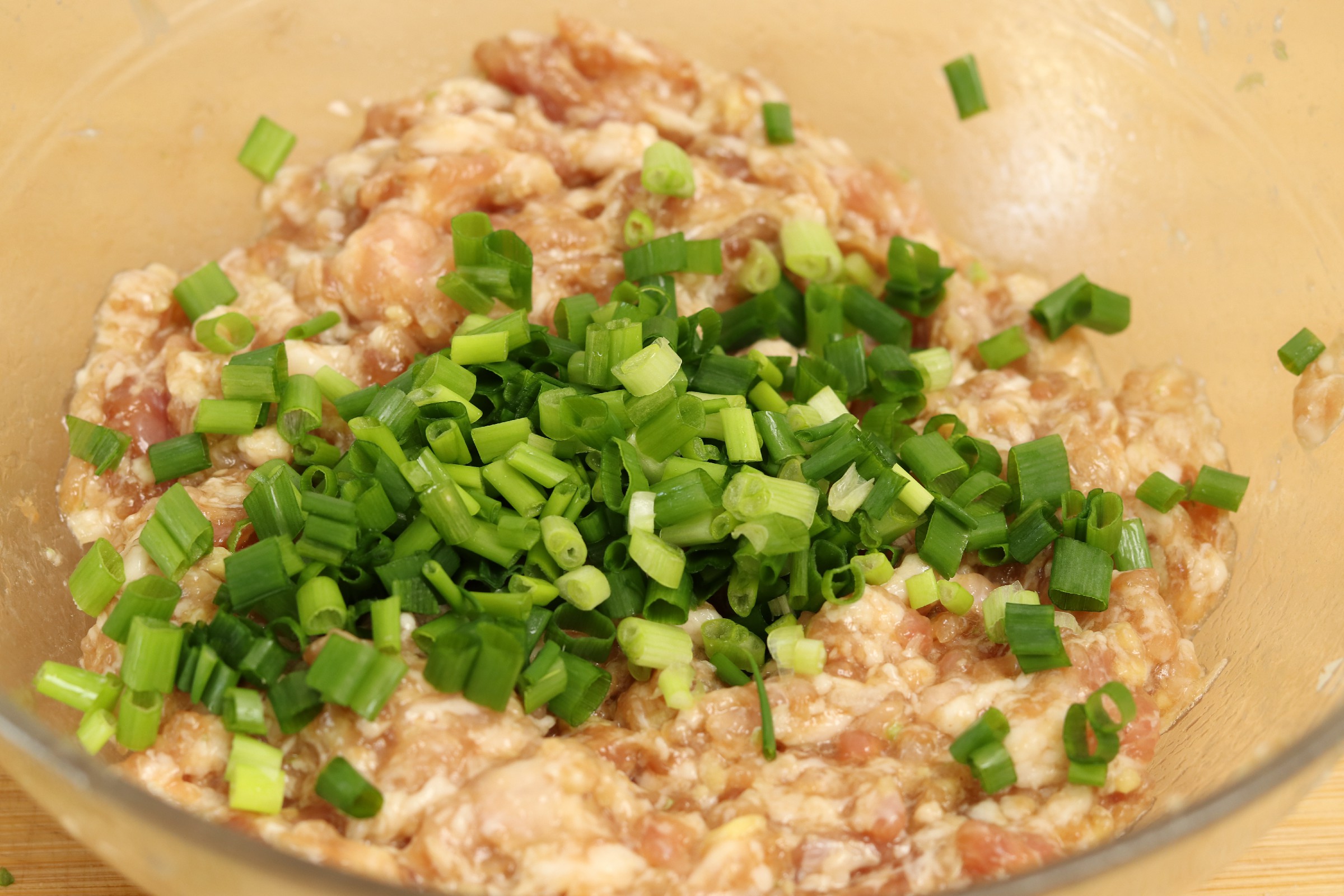 包饺子的肉馅该怎么调不散,包馄饨和饺子慢动作包法