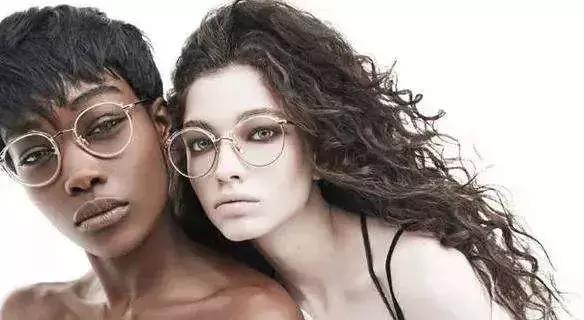 透明镜框适合脸黑,皮肤暗沉如何挑选镜框