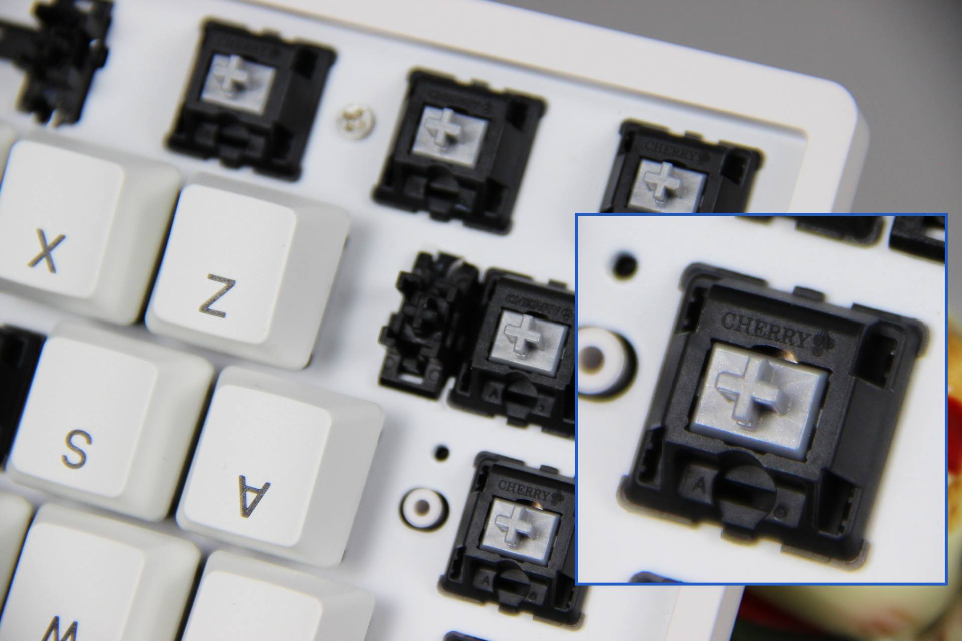 推荐一款新手使用的青轴机械键盘,银轴冰蓝灯机械键盘推荐