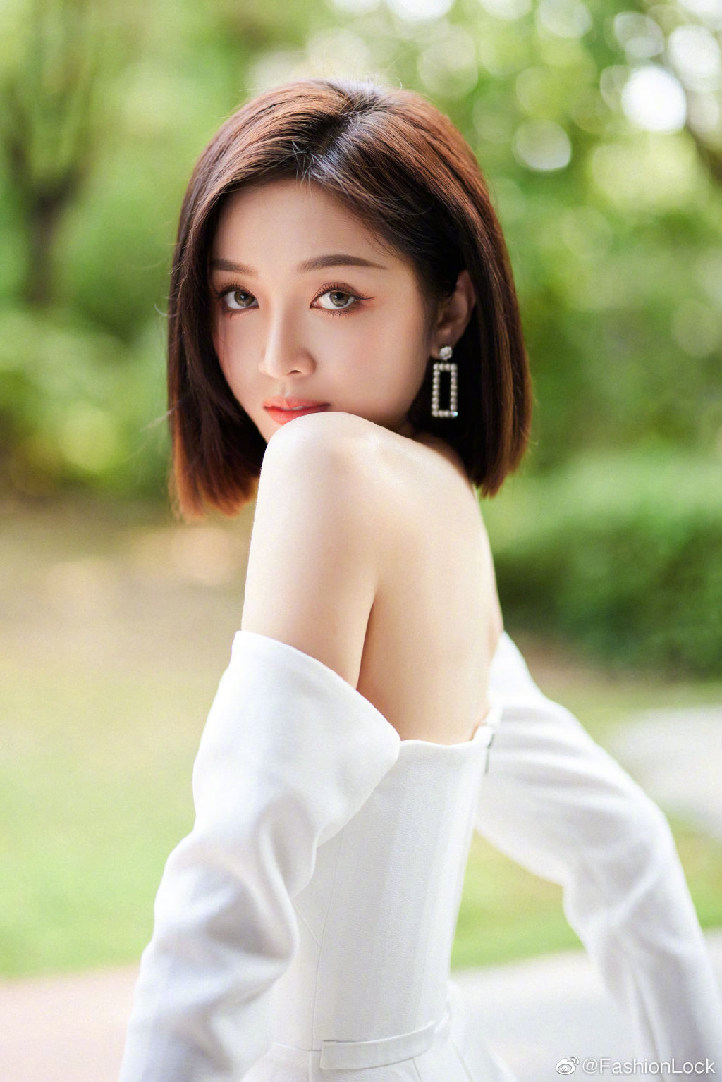 吴宣仪杨超越同款抹胸白裙大片,吴宣仪抹胸针织裙搭配披肩长发