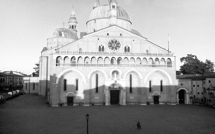 街头监控拍下天使救人,监控拍到国外街头的视频