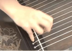 古筝基础入门必学摇指的弹奏方式,古筝摇指时的手背是平的还是斜的