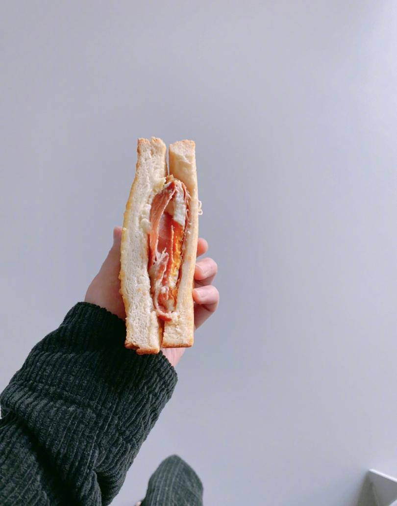 何炅蛋糕,鹿晗油条,宋茜面条,明星们宅家美食大赏?