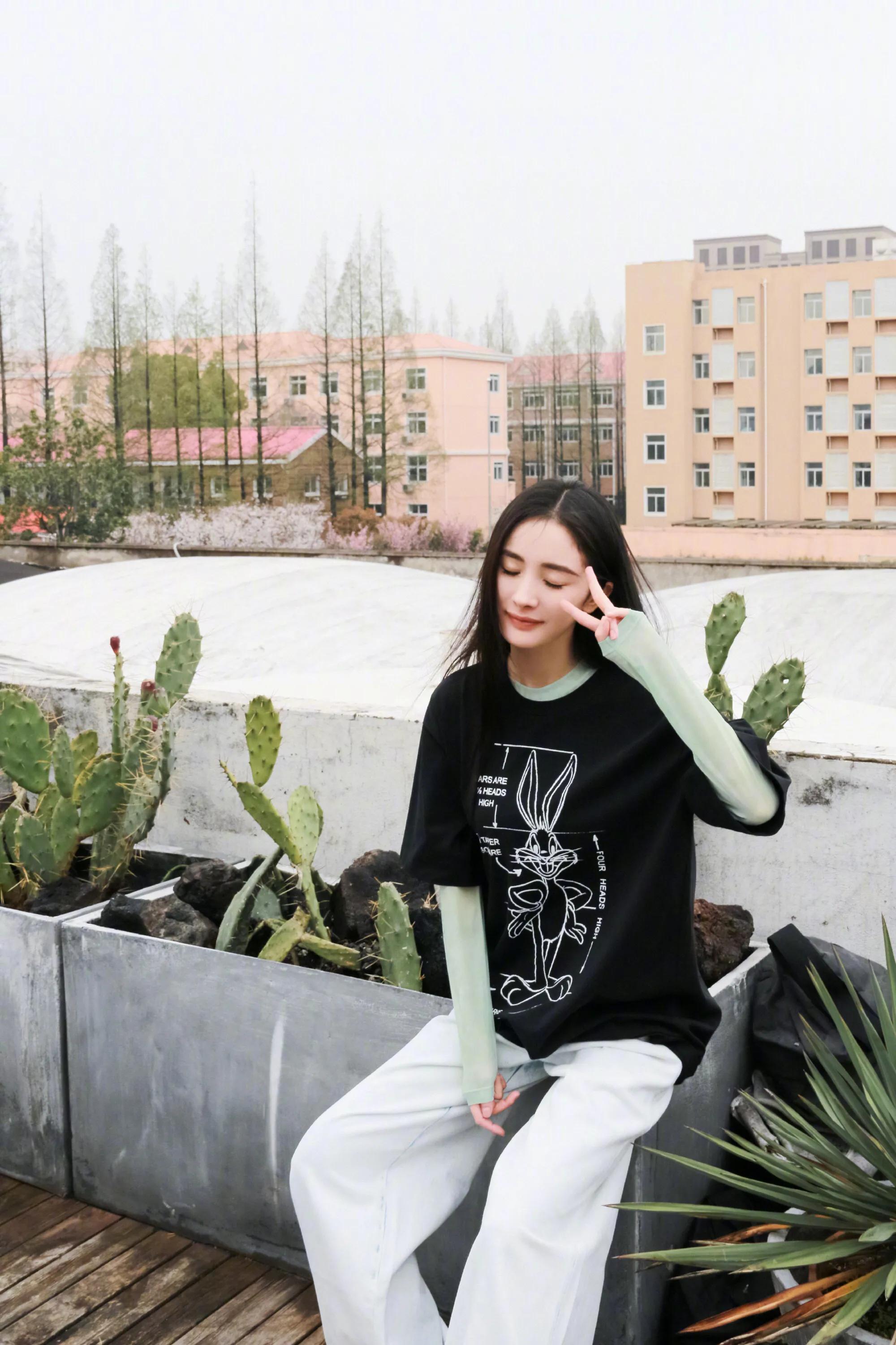 杨幂mo&co黑西装,看杨幂携moco一起玩转潮搭