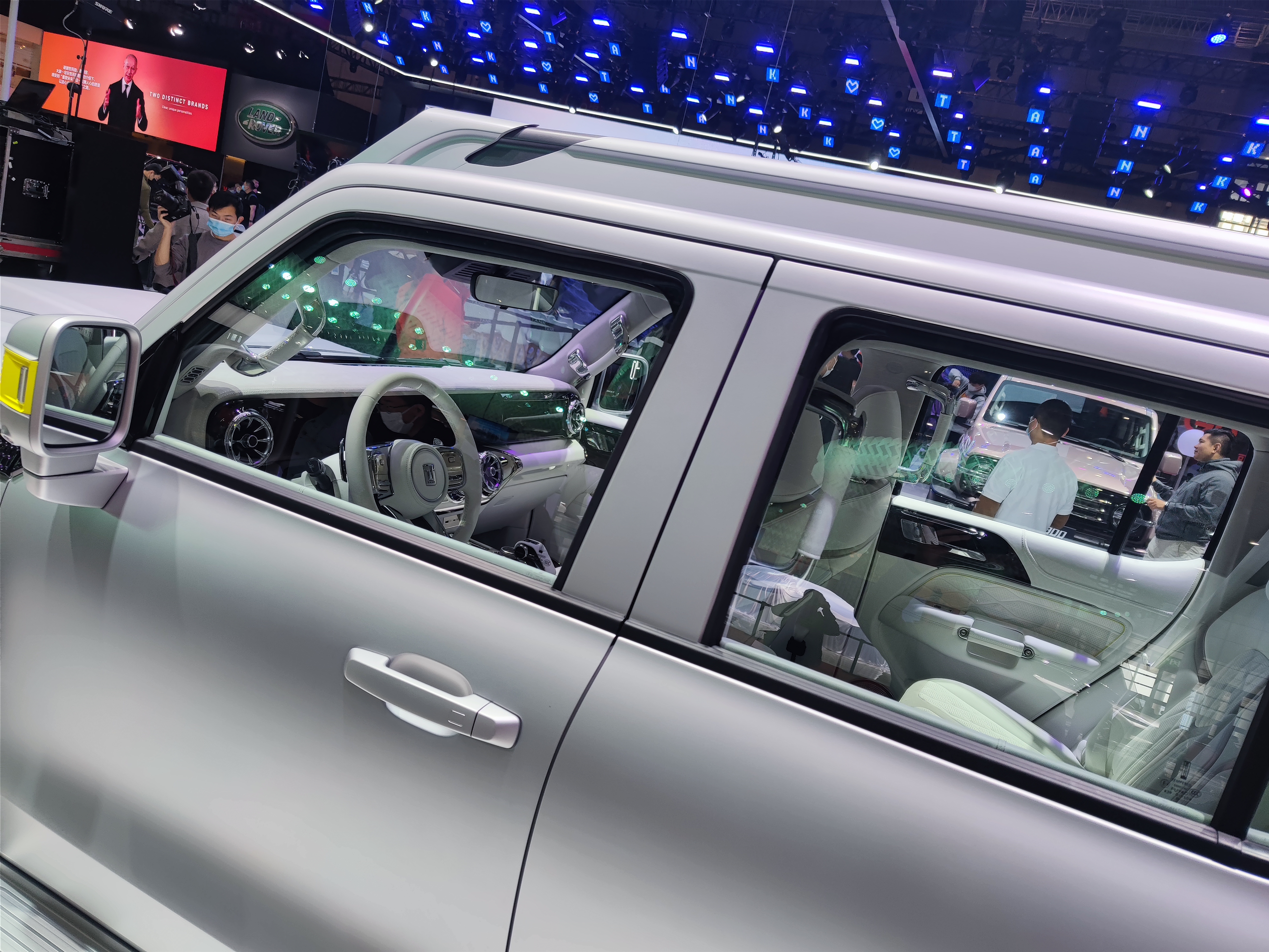 赛博坦克300对比大g,赛博坦克300落地价白色