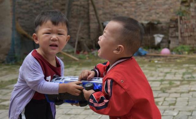 “你剁肉吵到我孙子午休了”，老人上门质问，邻居硬核回怼太解气