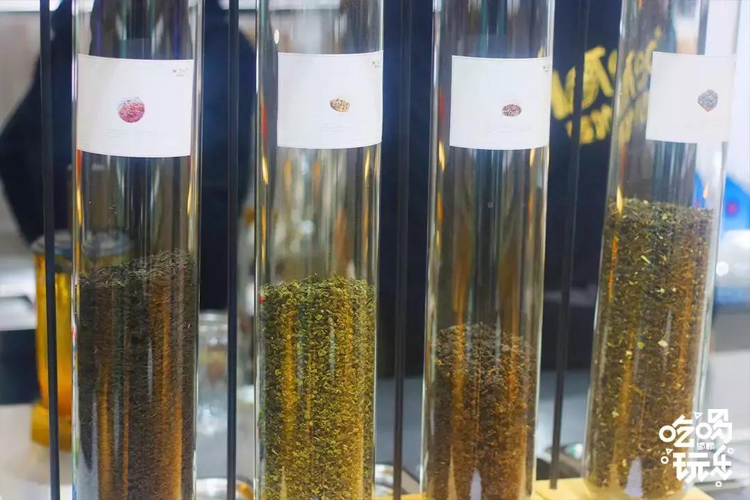 台湾第三代冷萃奶茶“麦地初茶”终于来邯郸了,时髦Girl人手一杯