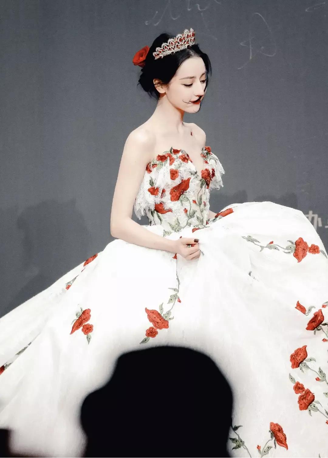 试问女生们，你们哪个能躲得了“婚纱的诱惑”呢？