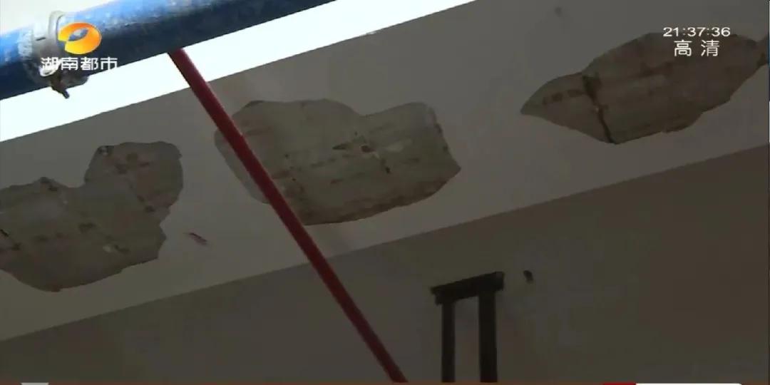 长沙丽发新城三期地下车库雾气弥漫，天花板凝结大量水珠，走在地上如“抹油”！物业：潮湿属雨季返潮