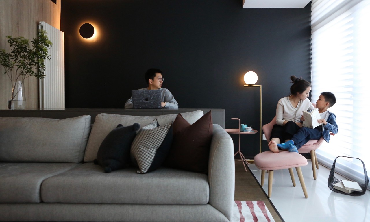 客厅阳台一体办公桌,主卧衣帽间加办公桌