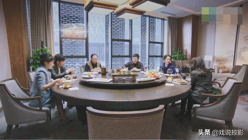 收入堪忧却一身名牌，朱丽的着装是剧情bug还是有意为之？