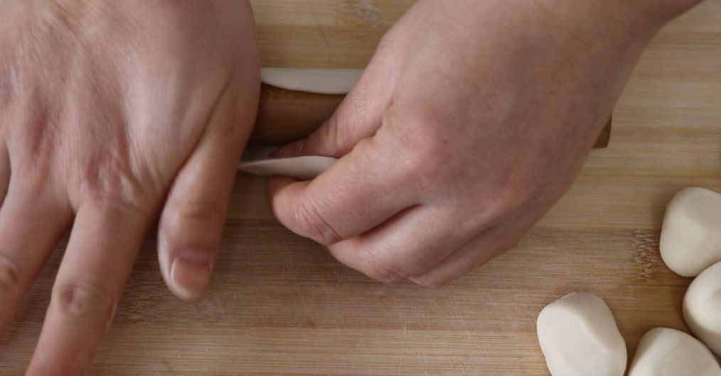 家庭版茄子馅饺子家常做法 (如何在家制作茄子馅饺子)