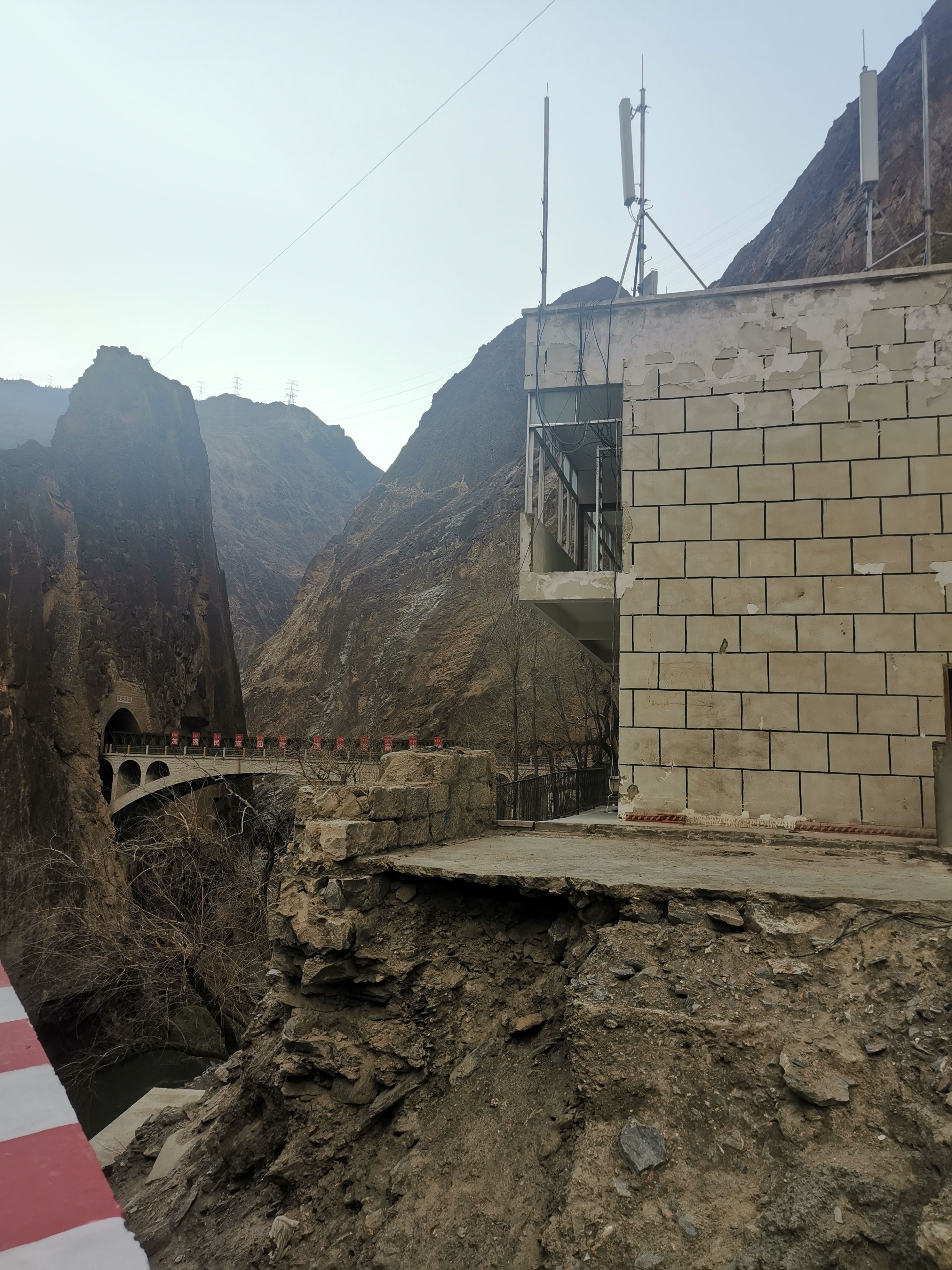 318川藏线怒江大桥桥墩是怎么回事,怒江大桥有多可怕