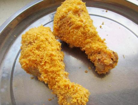 鸡腿做法炸鸡腿用面包糠不用淀粉,炸鸡腿时淀粉面粉教你做法