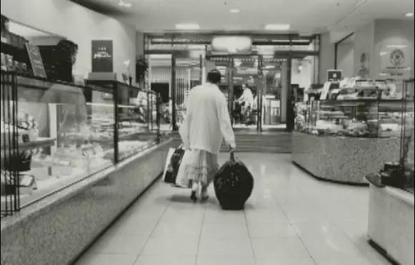 日本最著名站街女：拉客到74岁，等着一个永远等不到的客人…