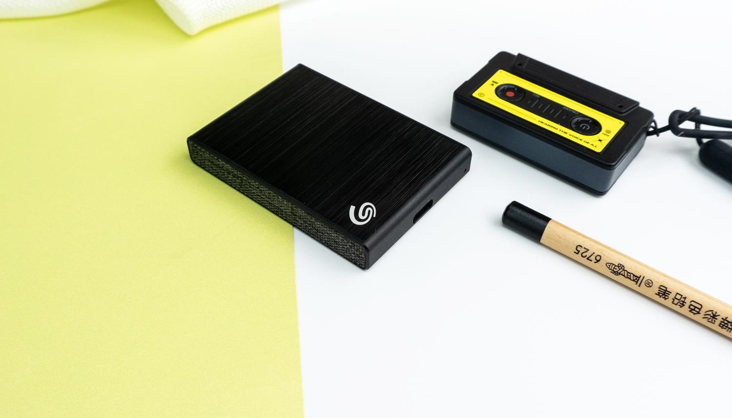 速度1030MB/s，却只有名片大小？希捷铭系列移动固态硬盘